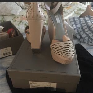 Bcbg maxazria beige wedges sz 10 40eu